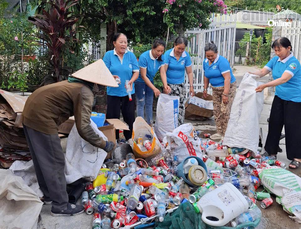 Phụ nữ phường Cam Ranh thực hiện mô hình Thu gom phế liệu – góp quỹ yêu thương.