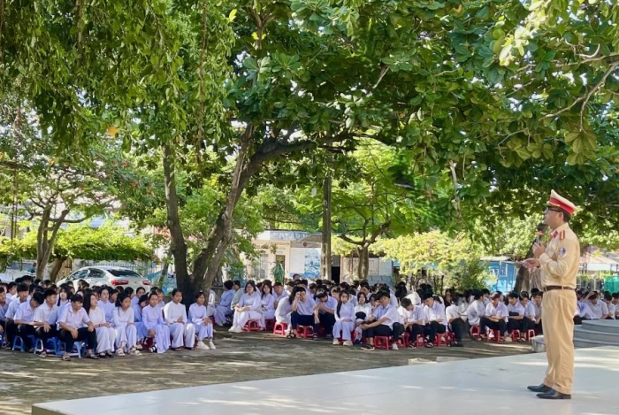 Công an phường Cam Ranh phối hợp tuyên truyền, hướng dẫn về lái xe an toàn cho học sinh