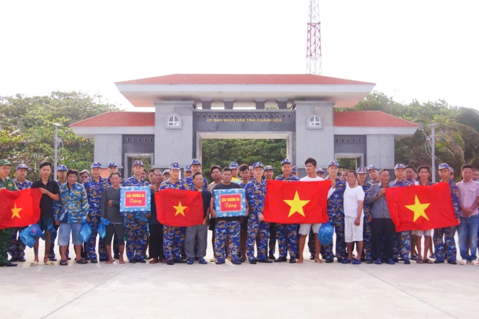 Đảo Trường Sa bàn giao 32 ngư dân tàu cá Đà Nẵng gặp nạn để đưa về đất liền