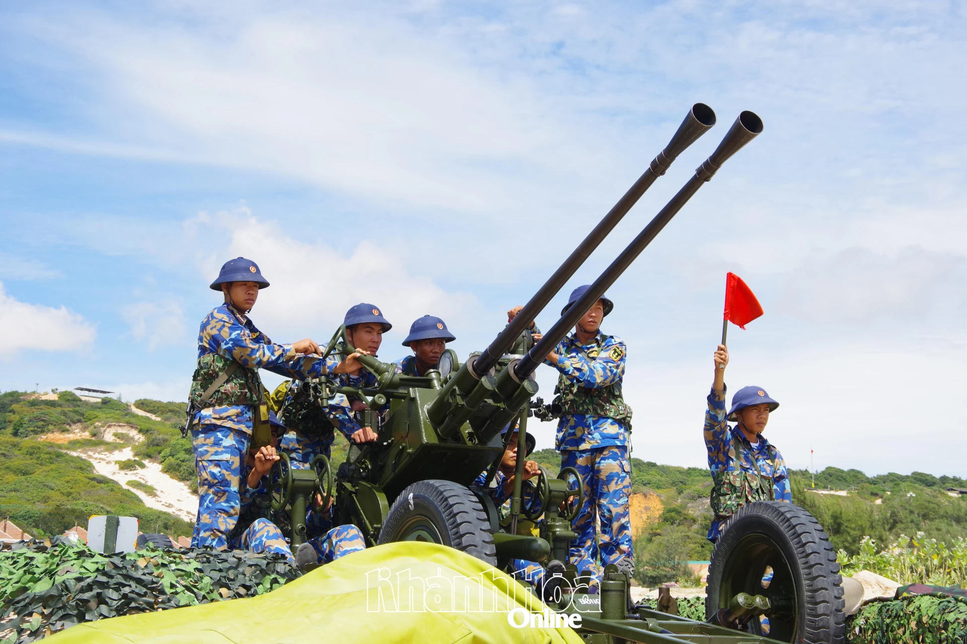 Cán bộ, chiến sĩ huấn luyện xử trì tình huống phòng không.