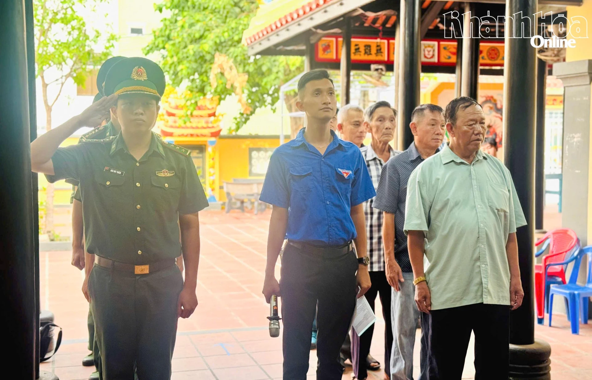 Cán bộ, đoàn viên, thanh niên và người dân thực hiện nghi thức chào cờ.