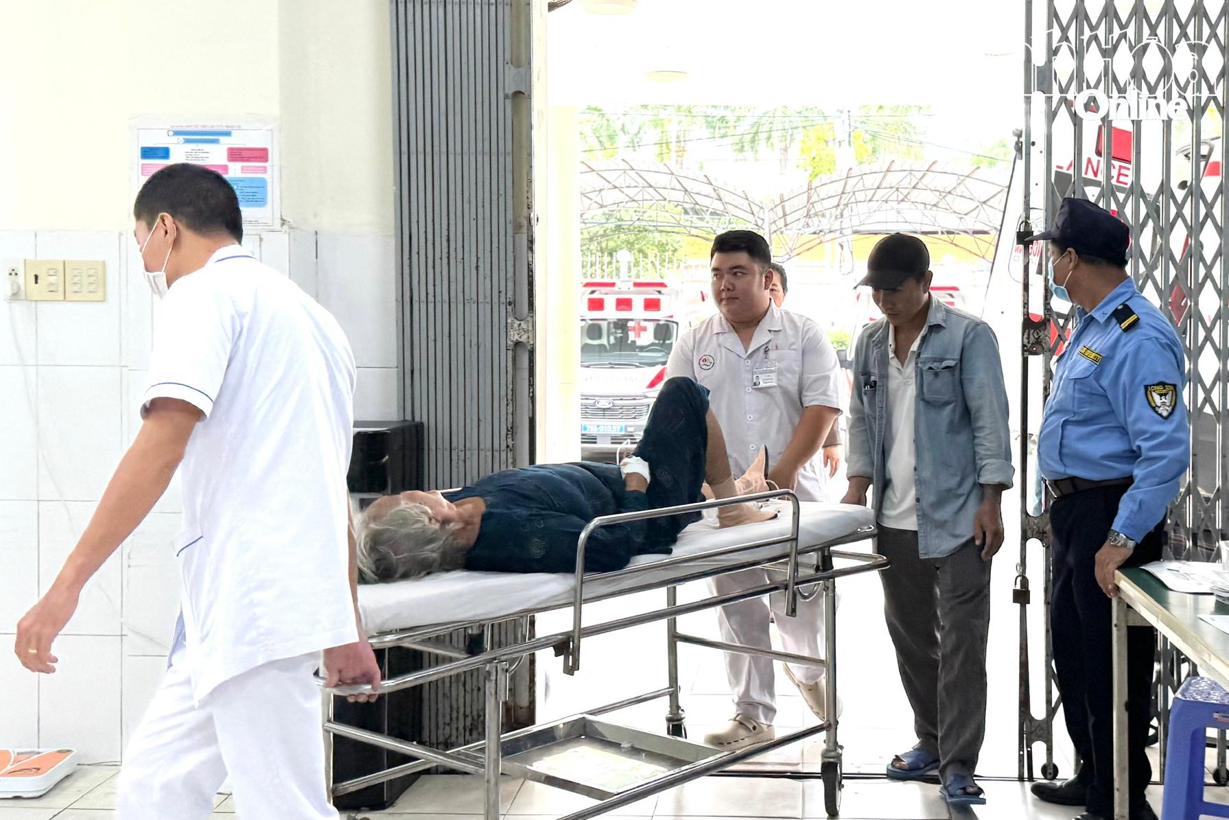 Tiếp nhận ca cấp cứu vào Bệnh viện Đa khoa Khánh Hòa.