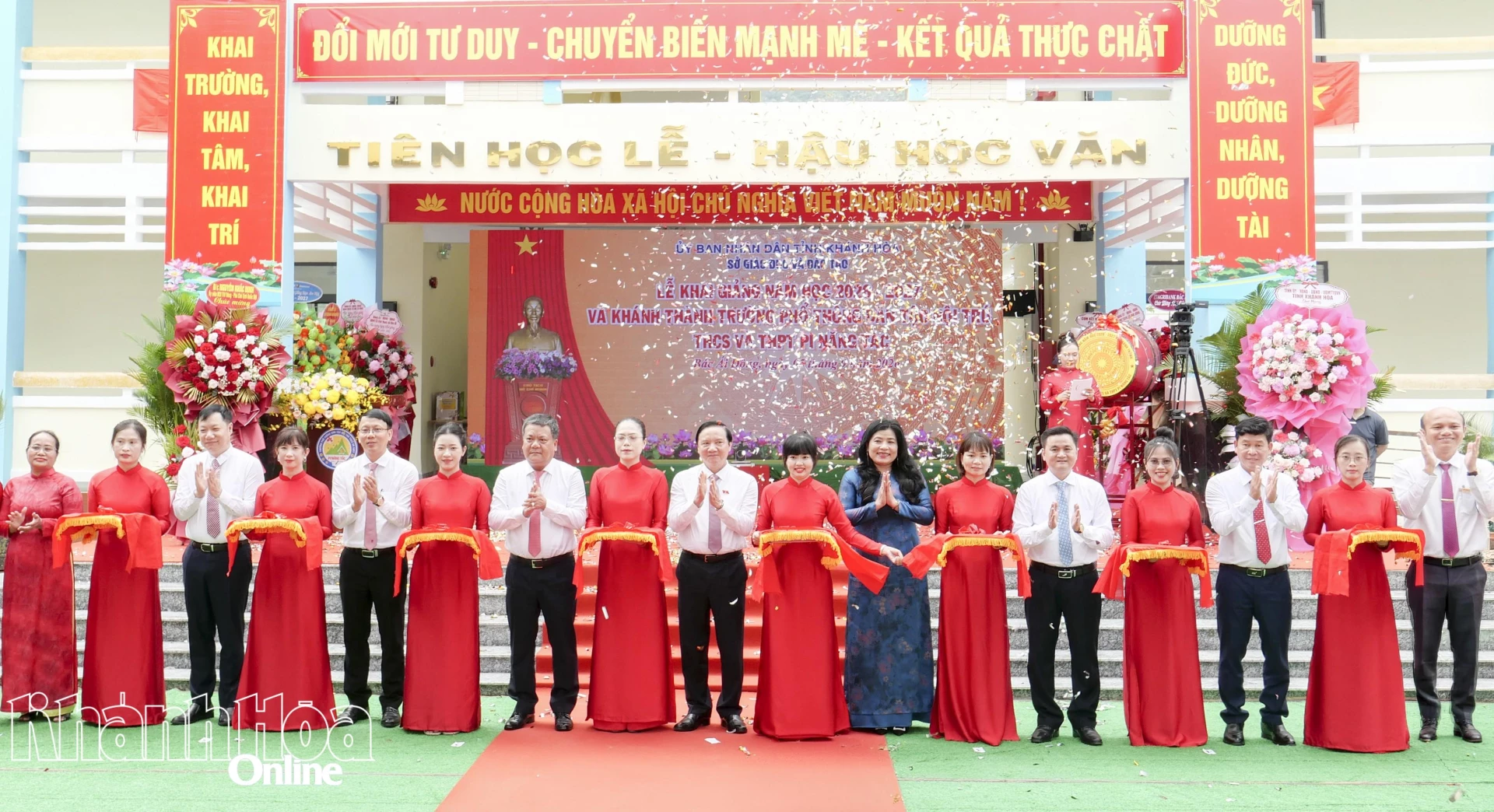 Các đồng chí lãnh đạo Trung ương, lãnh đạo tỉnh và đại biểu thực hiện nghi thức cắt băng khánh thành và đưa vào sử dụng Trường Phổ thông Dân tộc nội trú THCS và THPT Pi Năng Tắc.