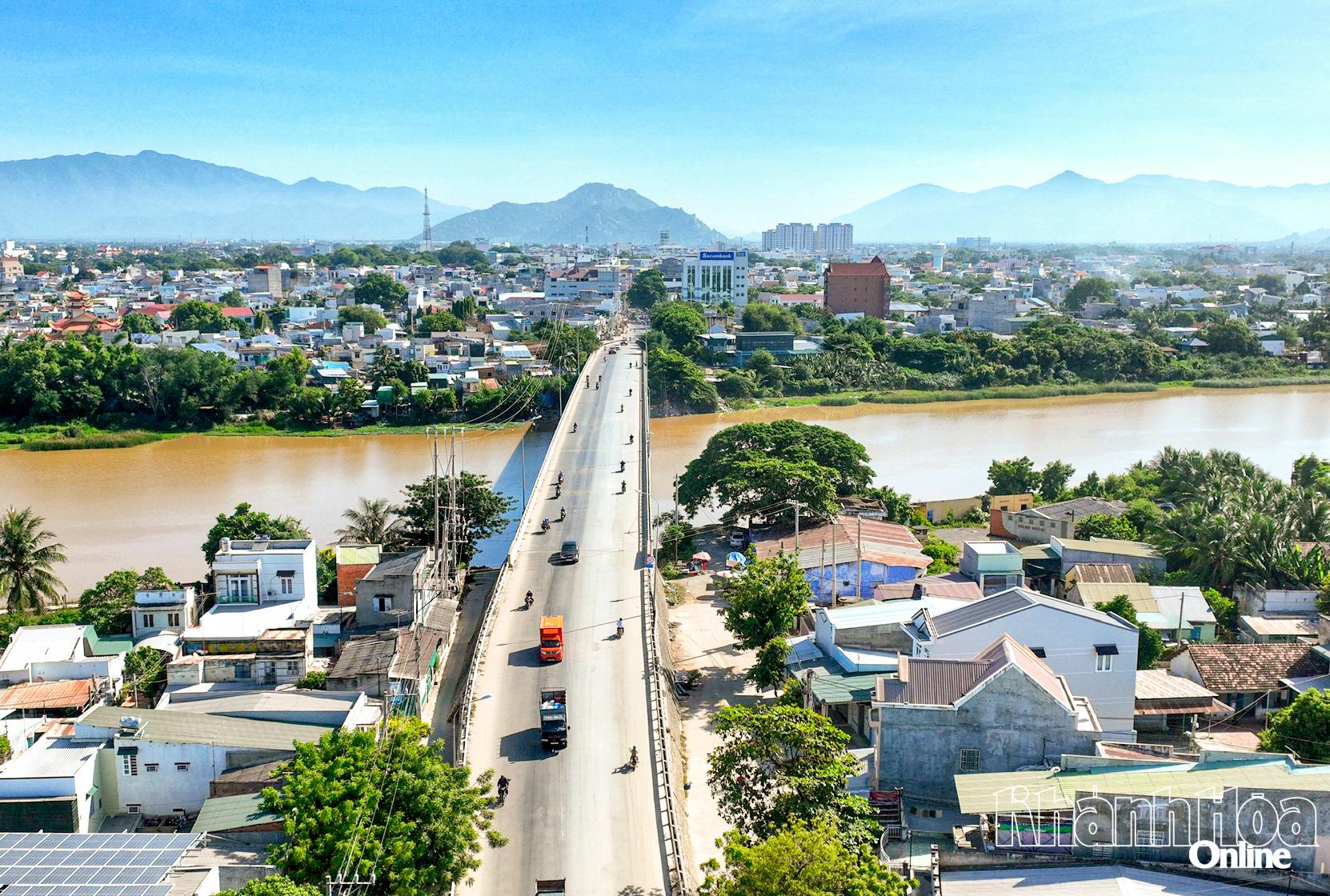 Cầu Đạo Long 1 bắc qua sông Dinh trên đường Thống Nhất, phường Phan Rang.
