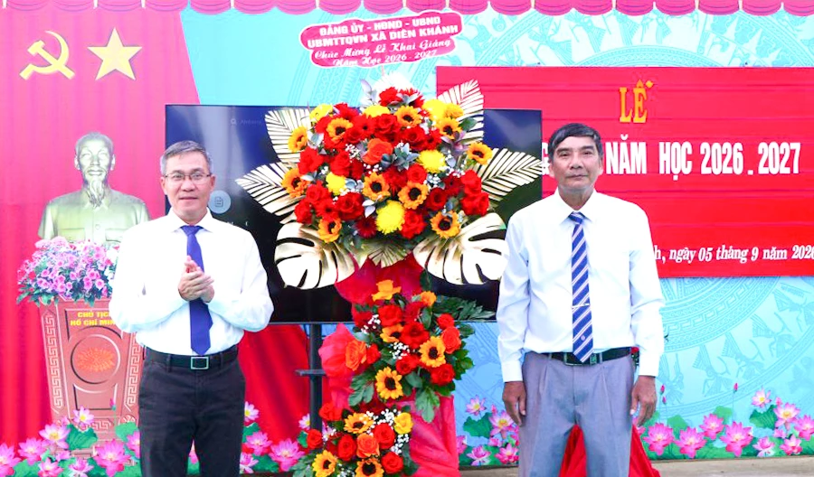 Lãnh đạo xã Diên Khánh tặng hoa chúc mừng năm học mới tại Trường Tiểu học Diên Khánh (Phân hiệu 4).