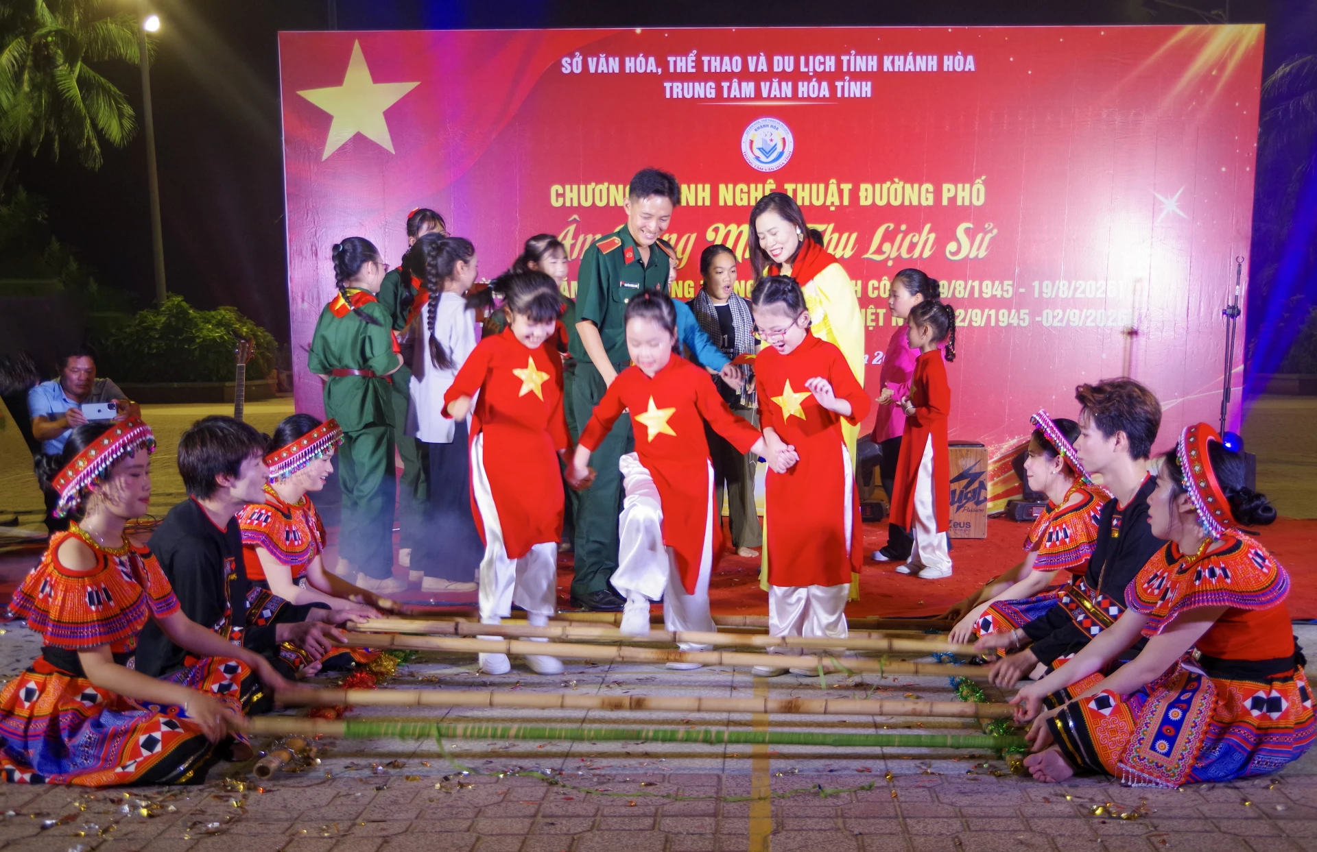 Tiết mục nhảy sạp mang đến không khí sôi động cho đêm diễn.