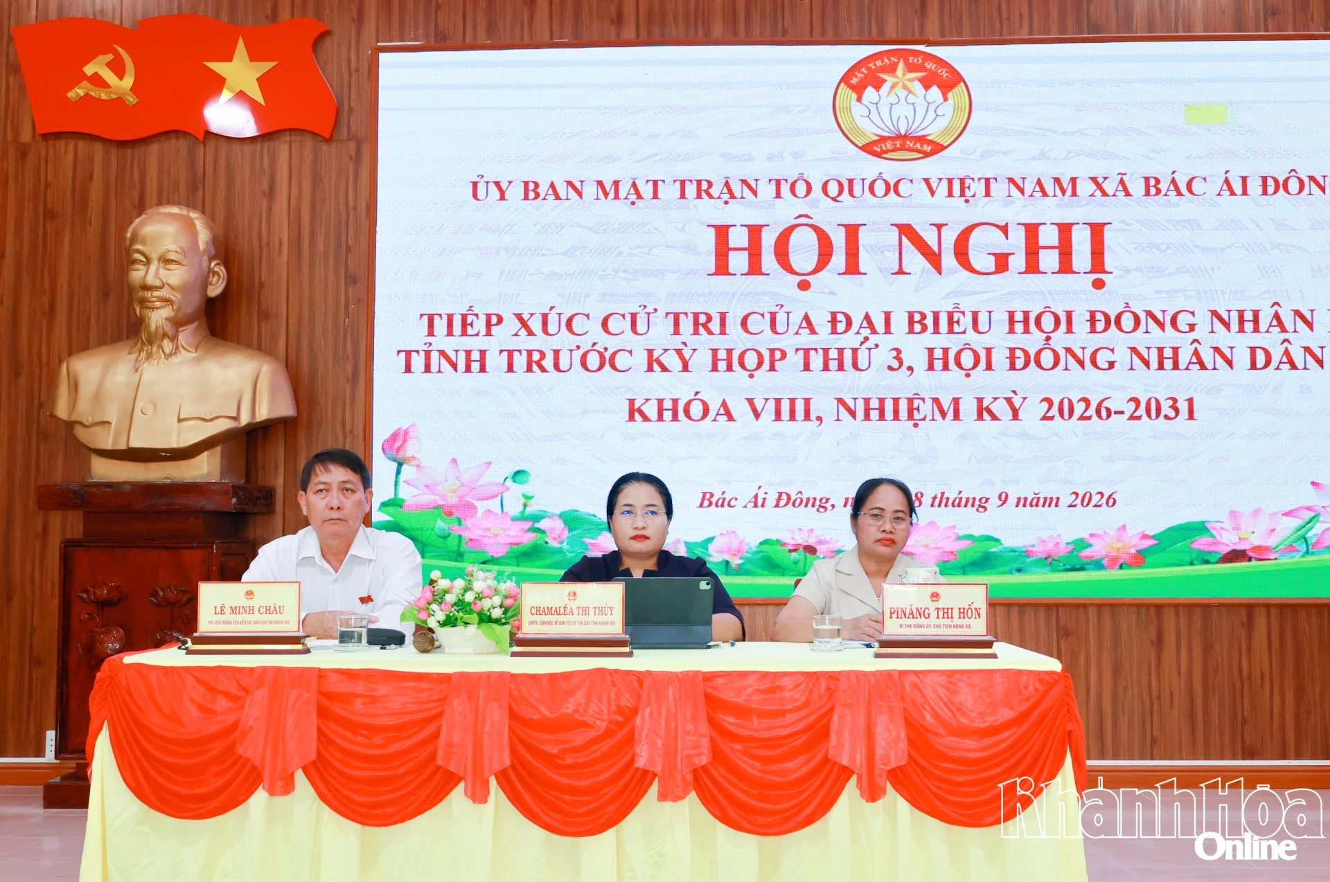 Đồng chí Chamaléa Thị Thủy cùng các đại biểu HĐND tỉnh tiếp xúc cử tri xã Bác Ái Đông.