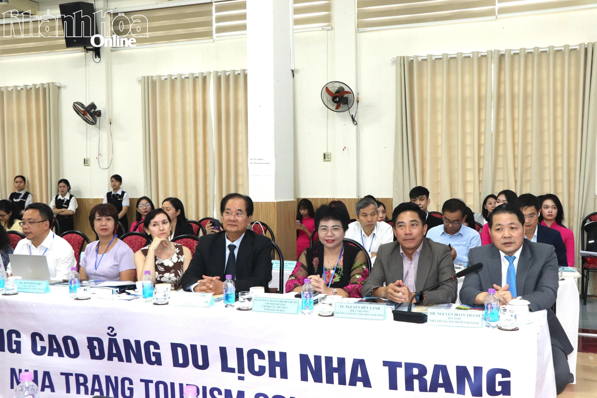 Các đại biểu tham dự hội thảo.