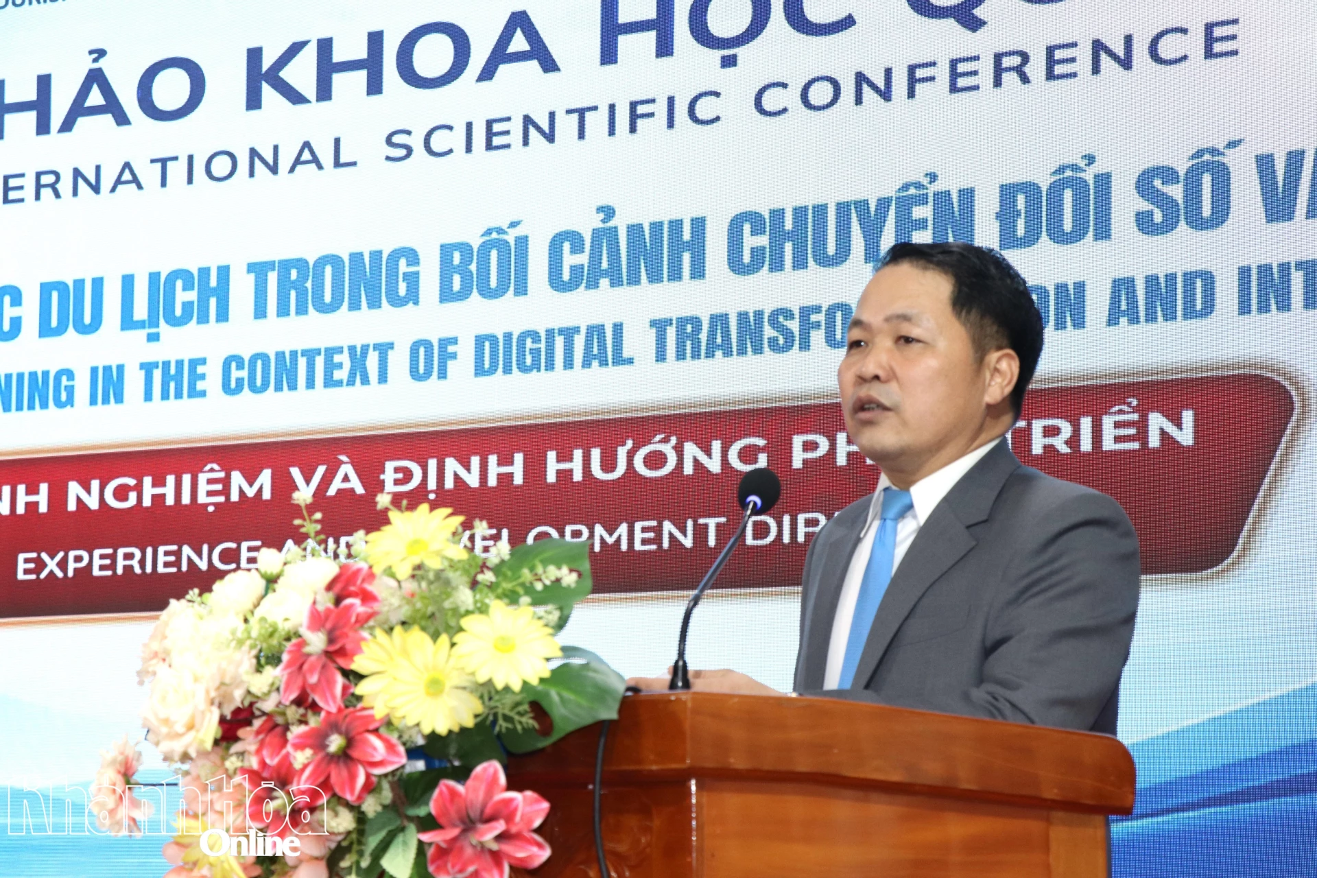 Lãnh đạo Trường Cao đẳng Du lịch Nha Trang phát biểu tại hội thảo.