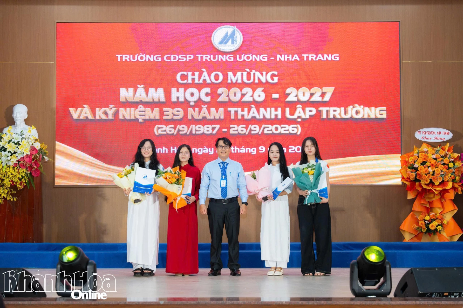 Lãnh đạo Trường Cao đẳng Sư phạm Trung ương - Nha Trang trao giấy khen cho sinh viên đạt thủ khoa, á khoa trong kỳ tuyển sinh 2026.