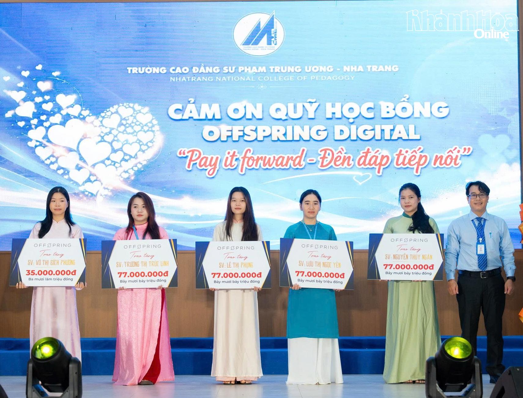 Lãnh đạo Trường Cao đẳng Sư phạm Trung ương - Nha Trang trao học bổng của nhà tài trợ cho sinh viên có hoàn cảnh khó khăn. 