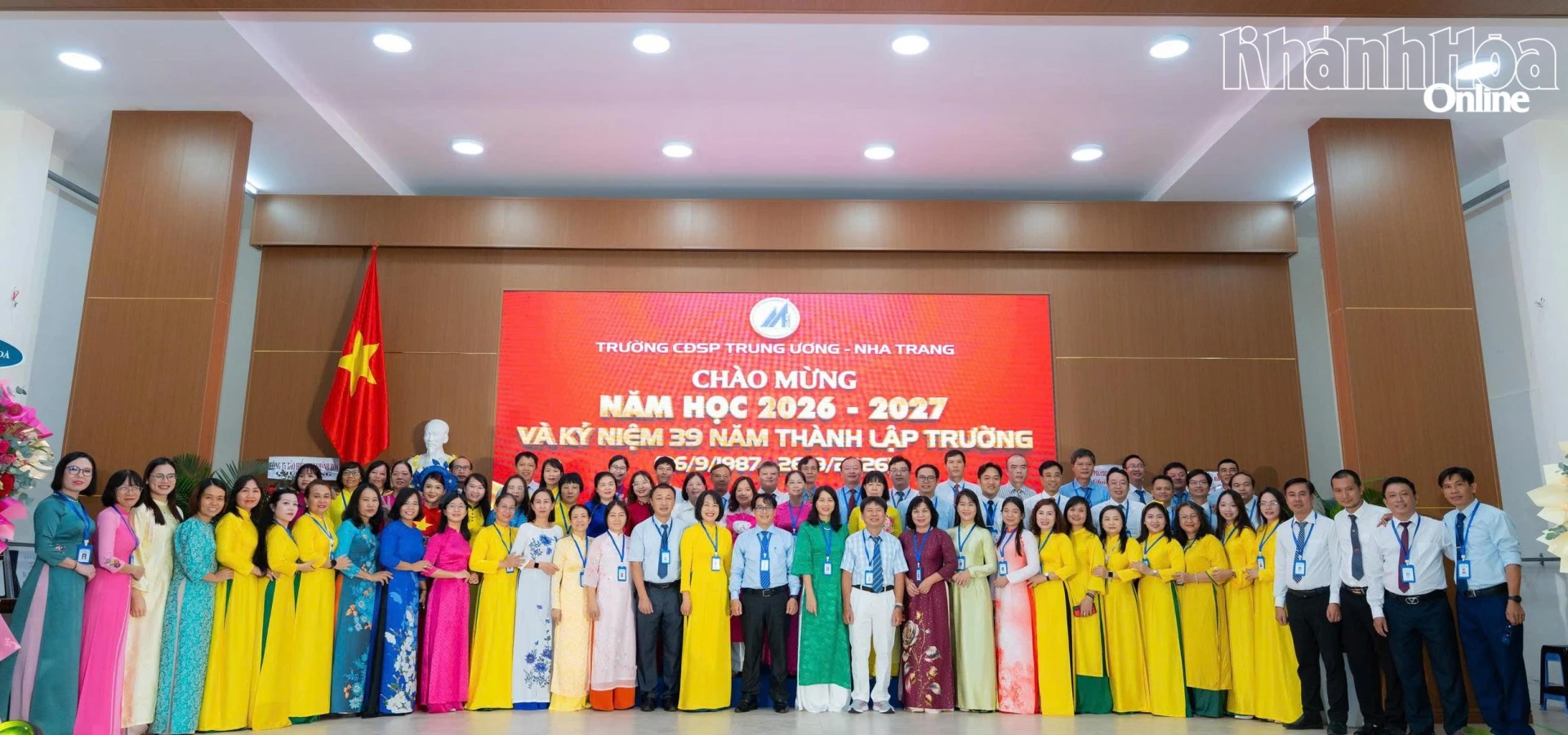 Tập thể lãnh đạo, giảng viên chụp ảnh lưu niệm tại chương trình.