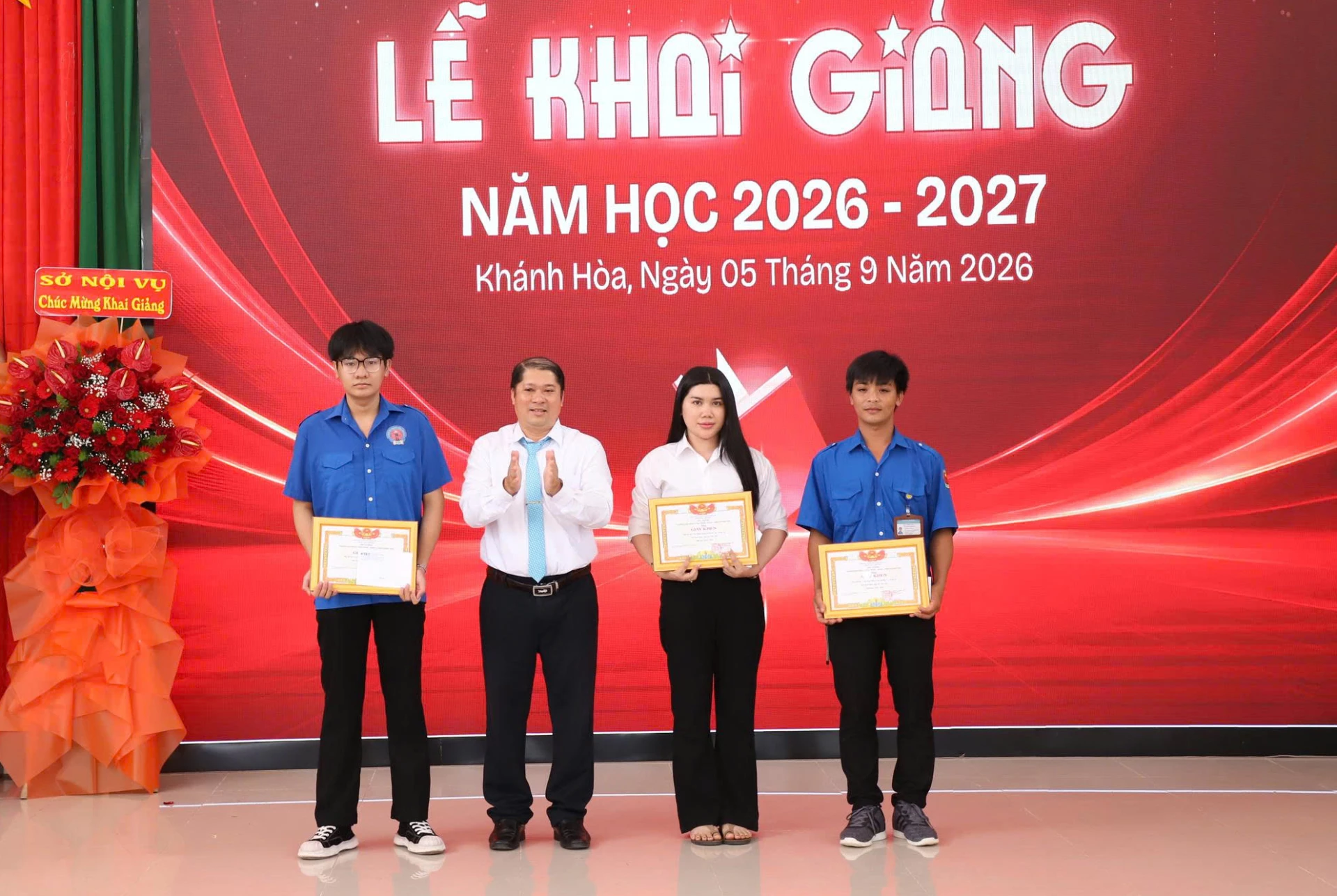 Lãnh đạo Trường Cao đẳng Công nghệ - Năng lượng Khánh Hòa trao giấy khen cho các sinh viên.