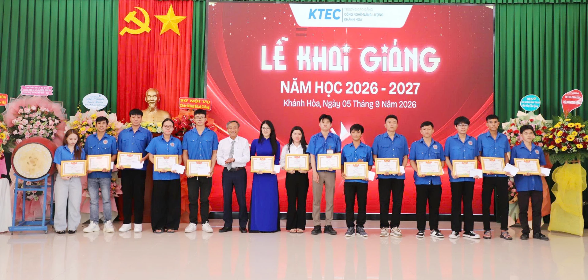 Lãnh đạo Trường Cao đẳng Công nghệ - Năng lượng Khánh Hòa trao giấy khen cho các sinh viên.