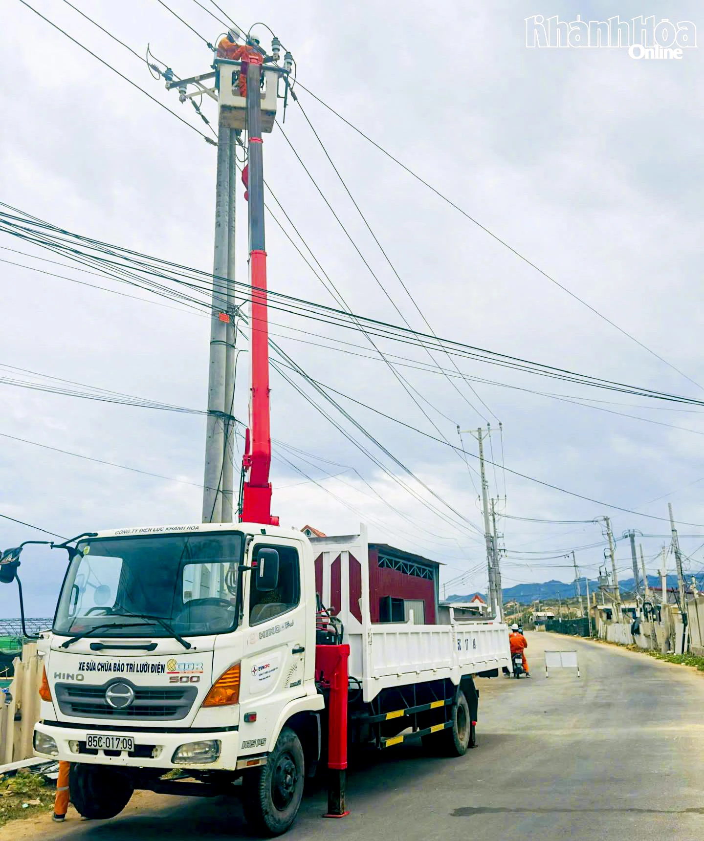 Công nhân Công ty Điện lực Khánh Hòa thi công, bảo trì lưới điện để bảo đảm vận hành an toàn trong mùa mưa bão.