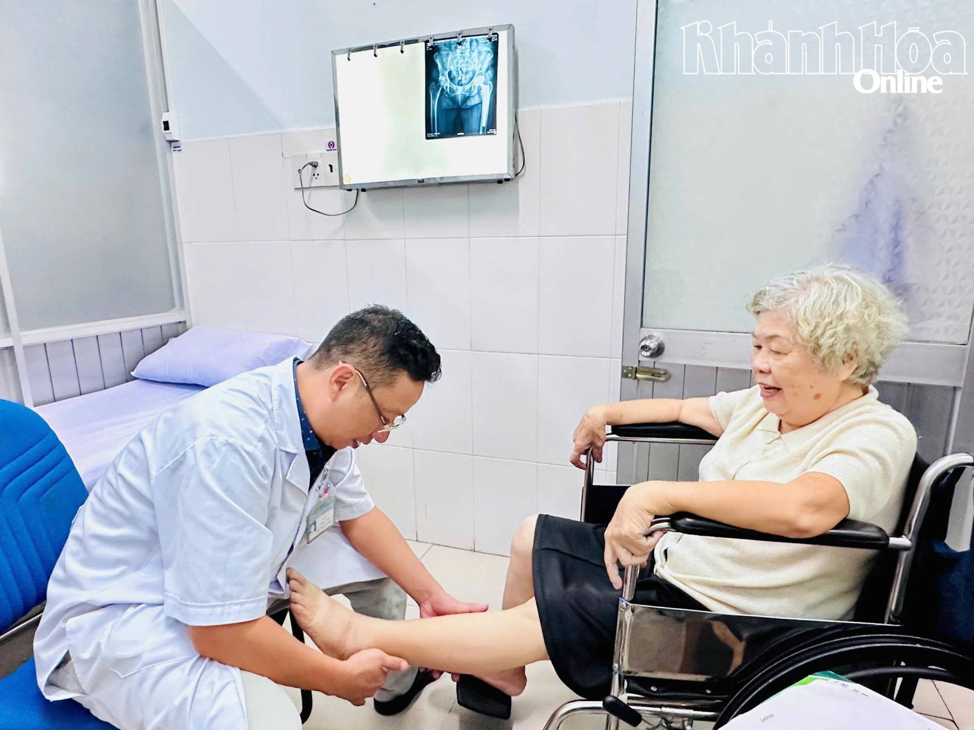 Bác sĩ Nguyễn Ngọc Nghĩa tái thăm khám cho bệnh nhân sau thời gian phẫu thuật.