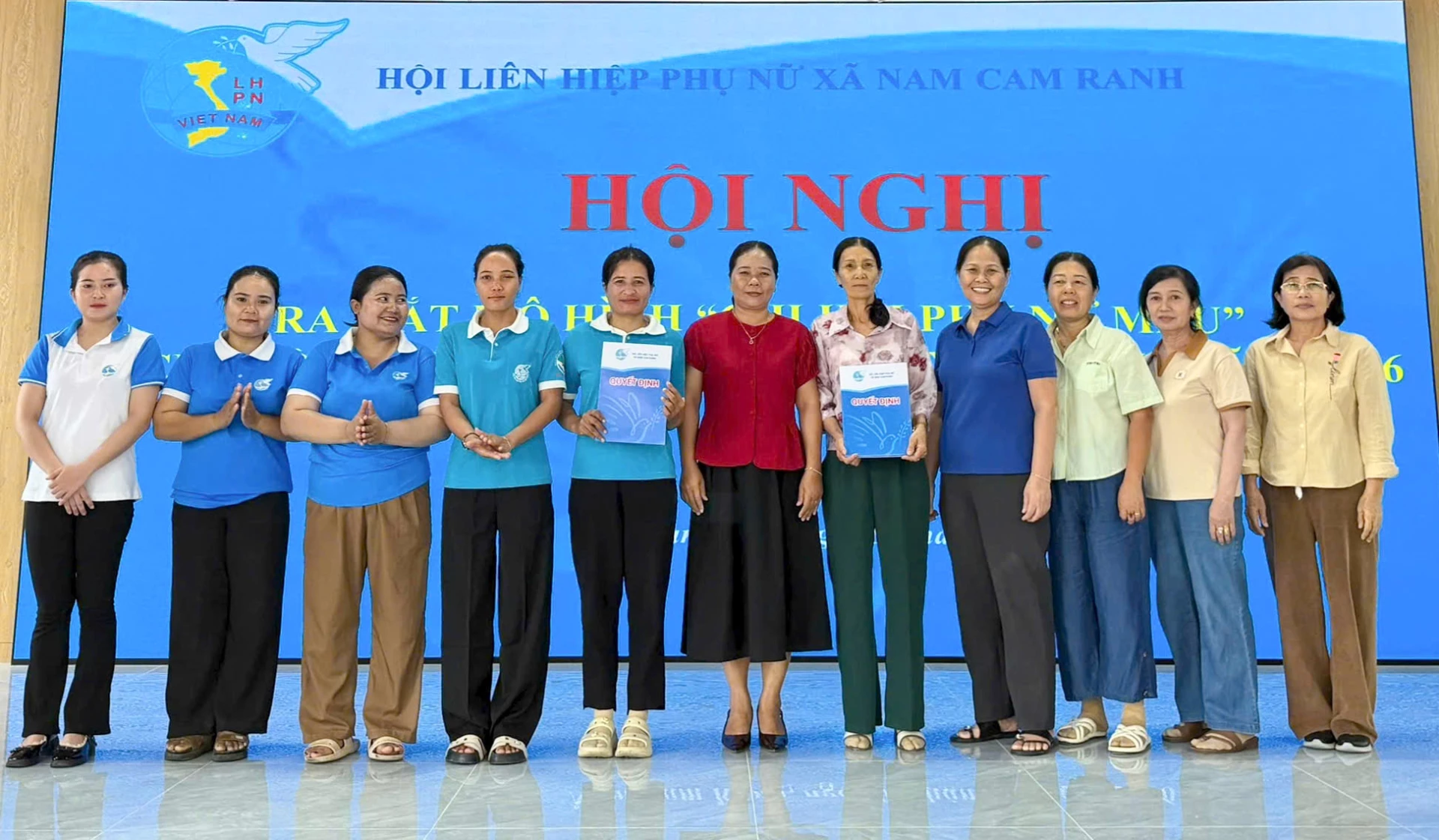 Lãnh đạo Hội Liên hiệp Phụ nữ xã trao quyết định thành lập chi hội phụ nữ mẫu cho 2 chi hội.