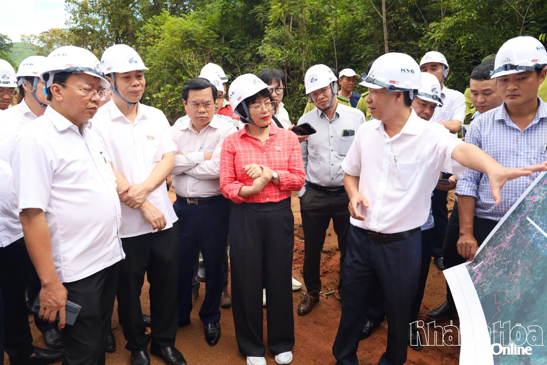 Chủ đầu tư báo cáo với đoàn giám sát về tiến độ của dự án.