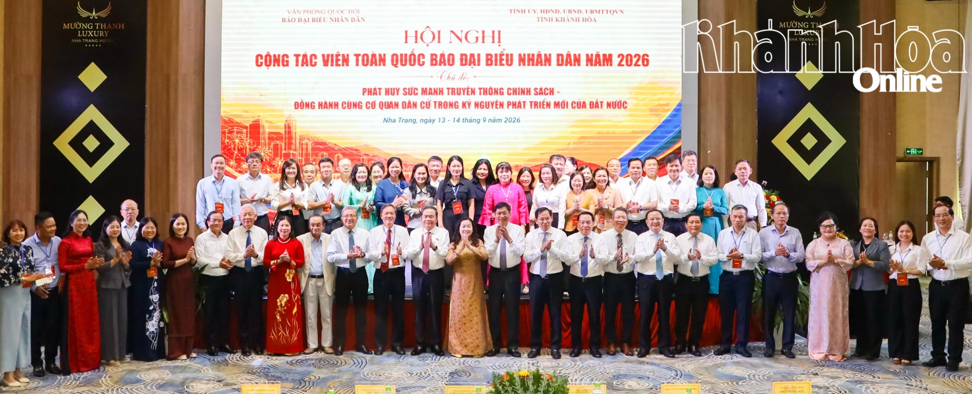 Chủ tịch Quốc hội Trần Thanh Mẫn và các đại biểu chụp hình lưu niệm tại hội nghị.
