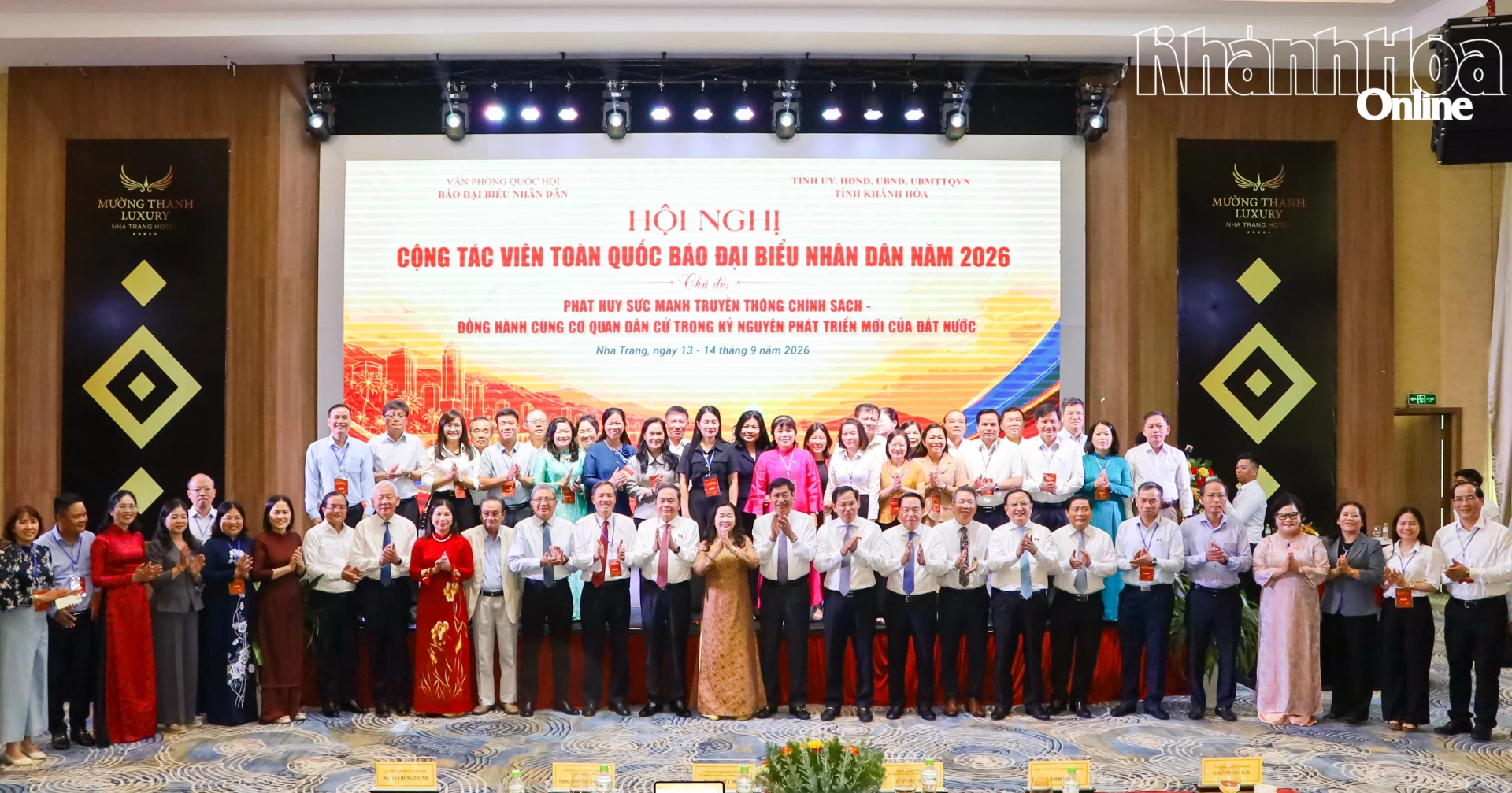 Chủ tịch Quốc hội Trần Thanh Mẫn và các đại biểu chụp hình lưu niệm tại hội nghị.