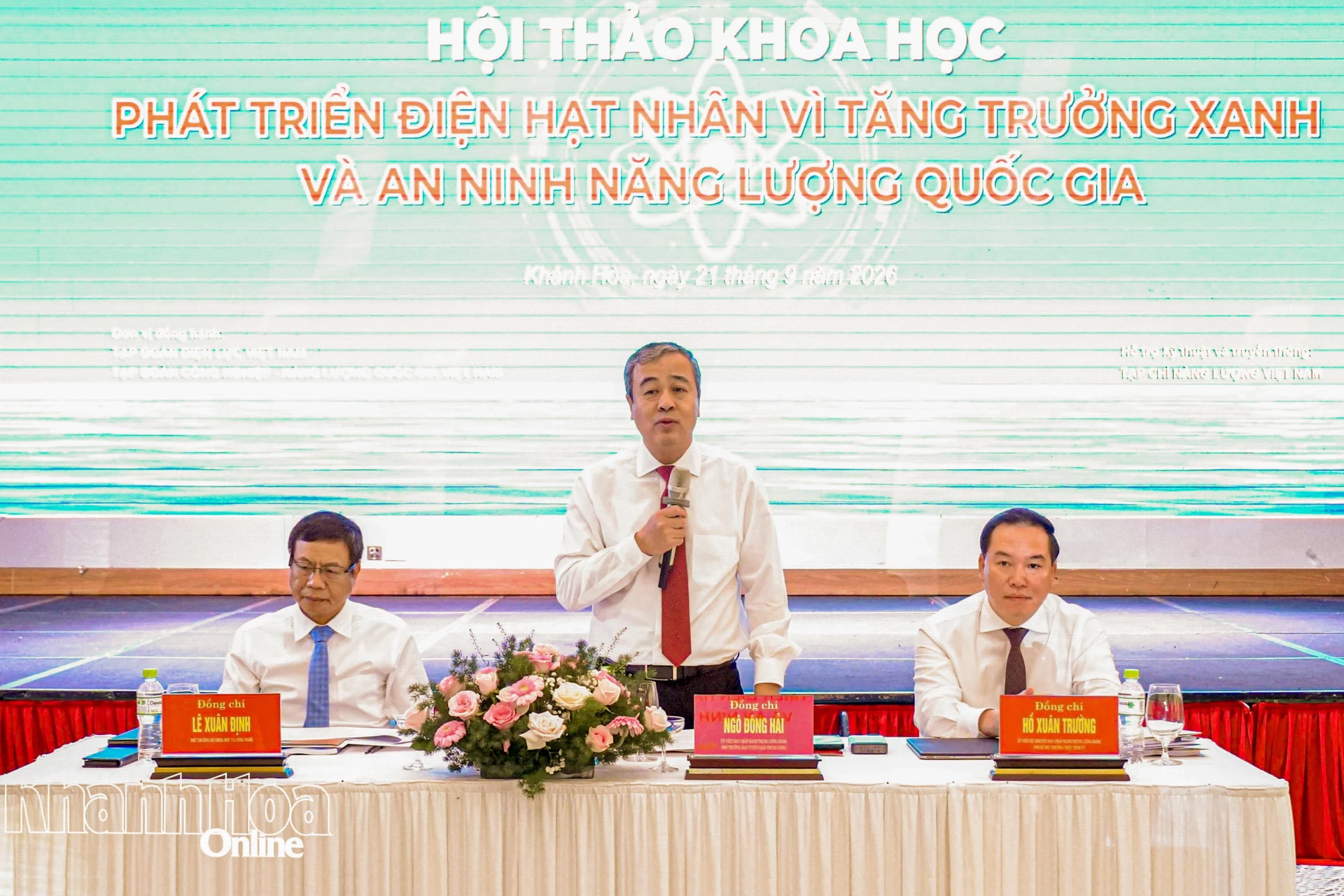 Các đồng chí chủ trì hội thảo.