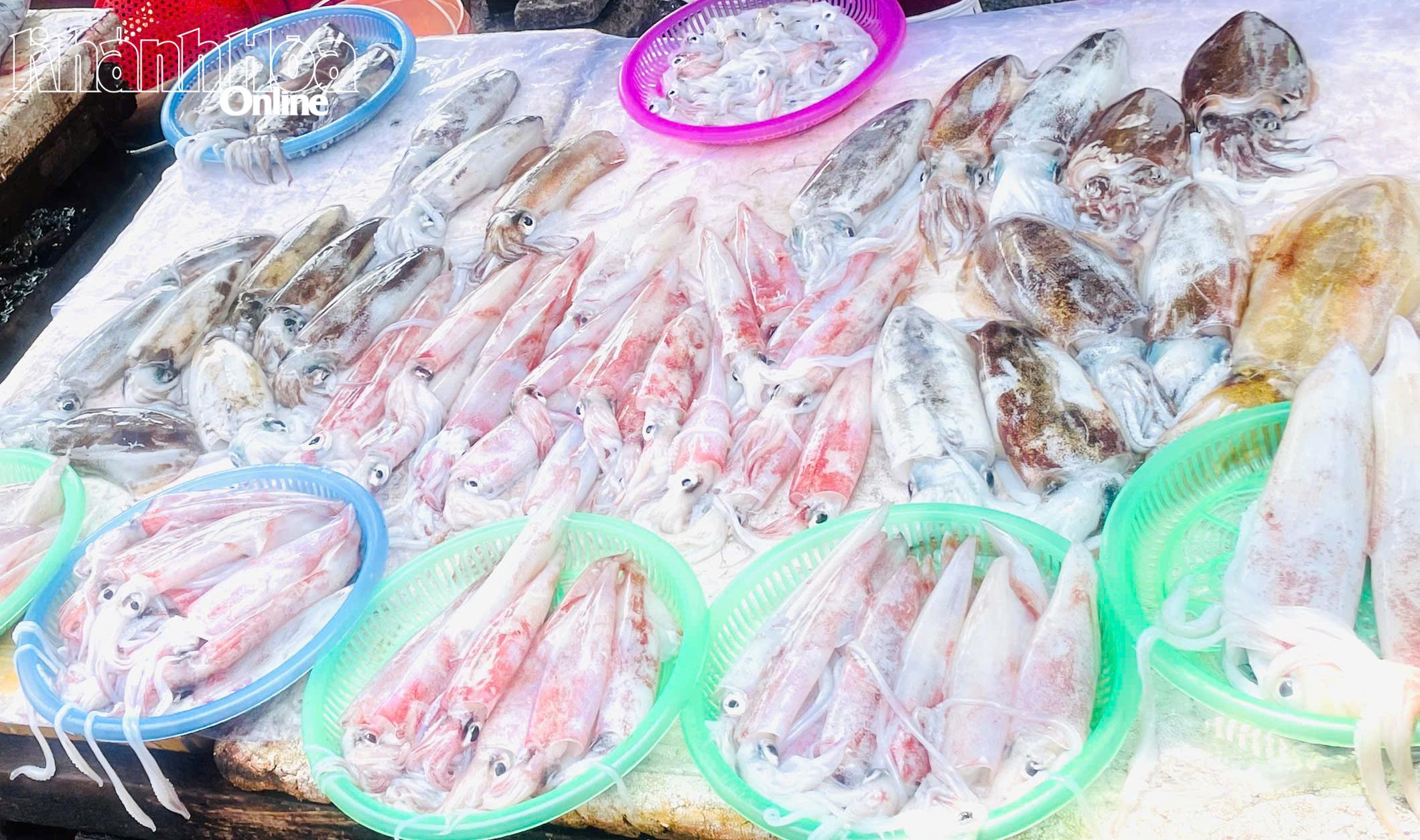 Và các loại mực được bày bán tại chợ Nại.