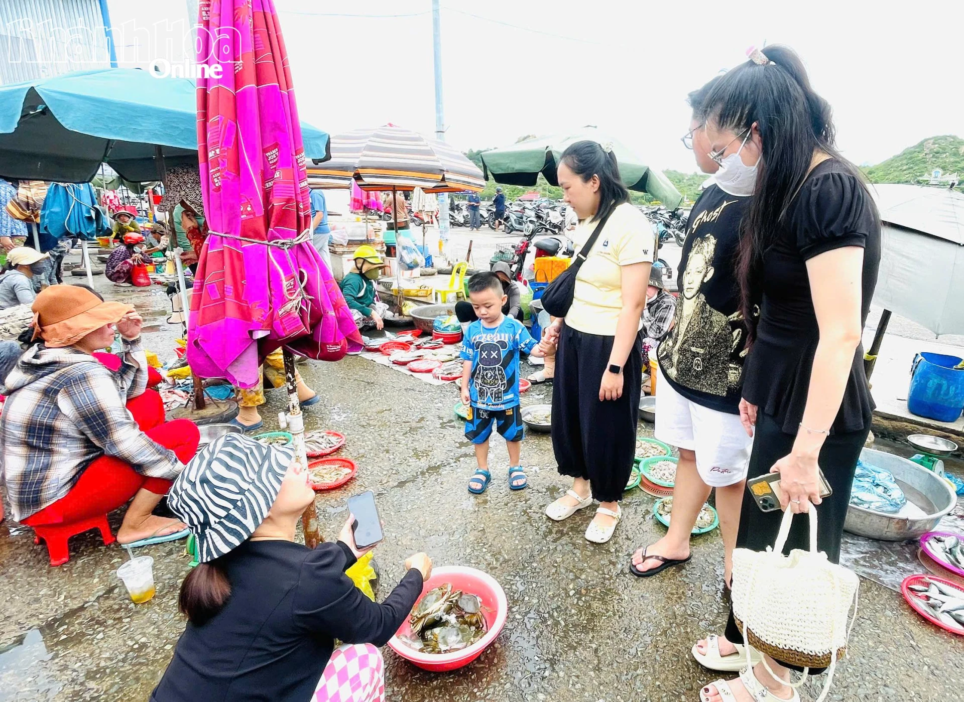 Du khách chọn mua hải sản tại chợ Nại.