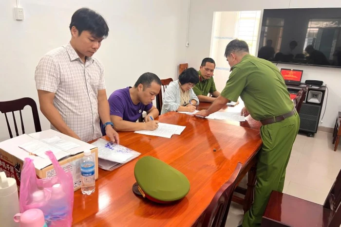 Công an tỉnh Khánh Hòa bàn giao 2 đối tượng truy nã cho Công an Trung Quốc