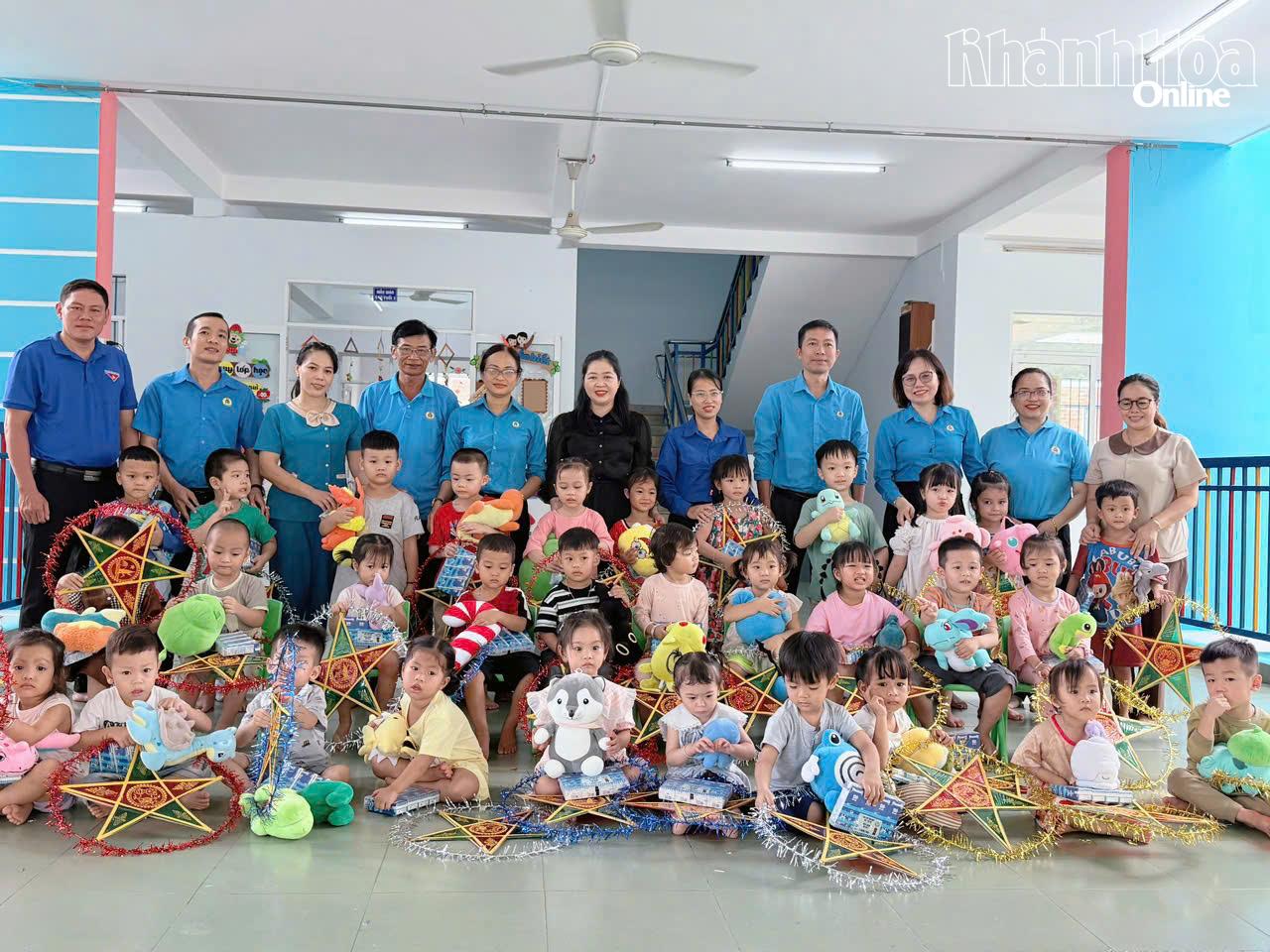 Ban tổ chức trao quà cho các em thiếu nhi.