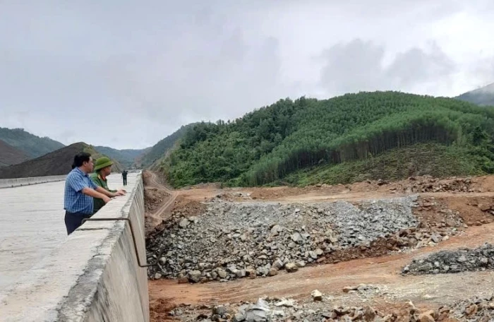 Lãnh đạo Đảng ủy xã Tây Ninh Hòa kiểm tra các điểm xung yếu phòng, chống lụt, bão