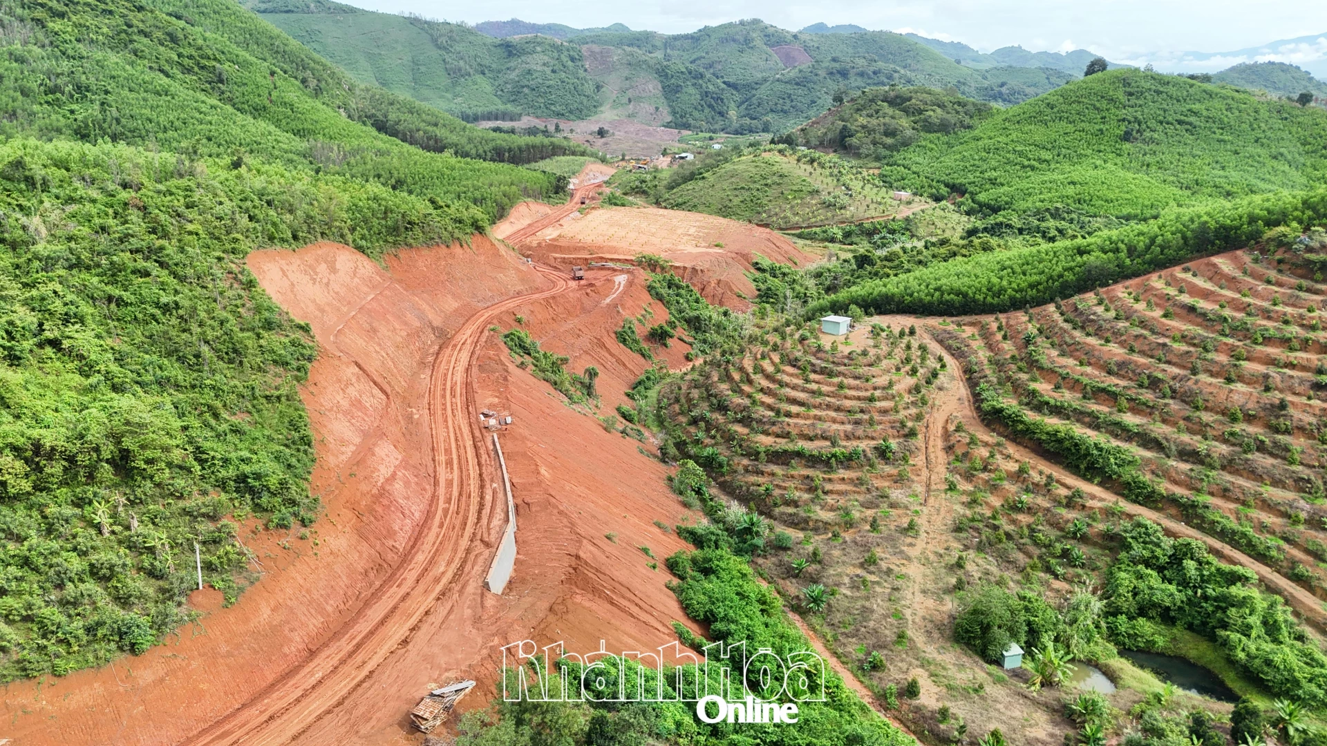 Công trường thi công đường giao thông liên vùng Khánh Sơn - Khánh Vĩnh.