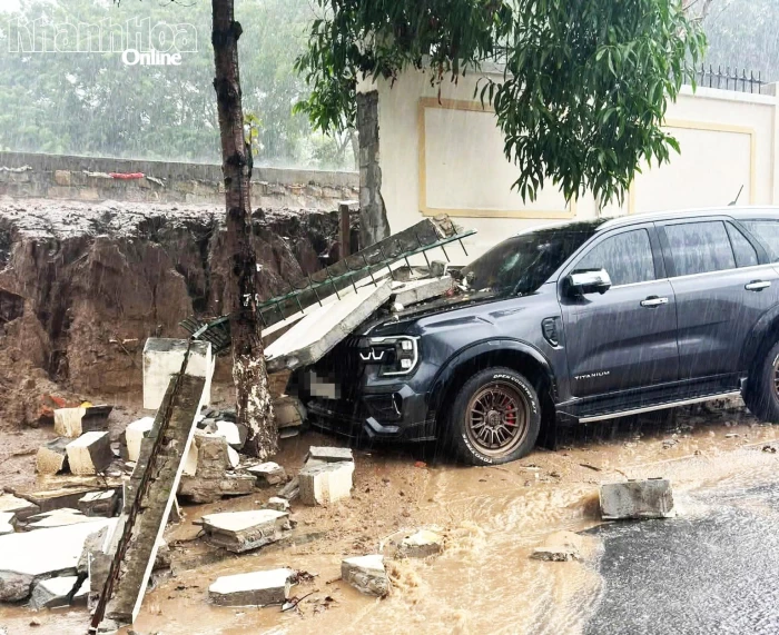 Mưa lớn ở Cam Ranh làm sập tường rào, đè móp đầu xe Ford Everest