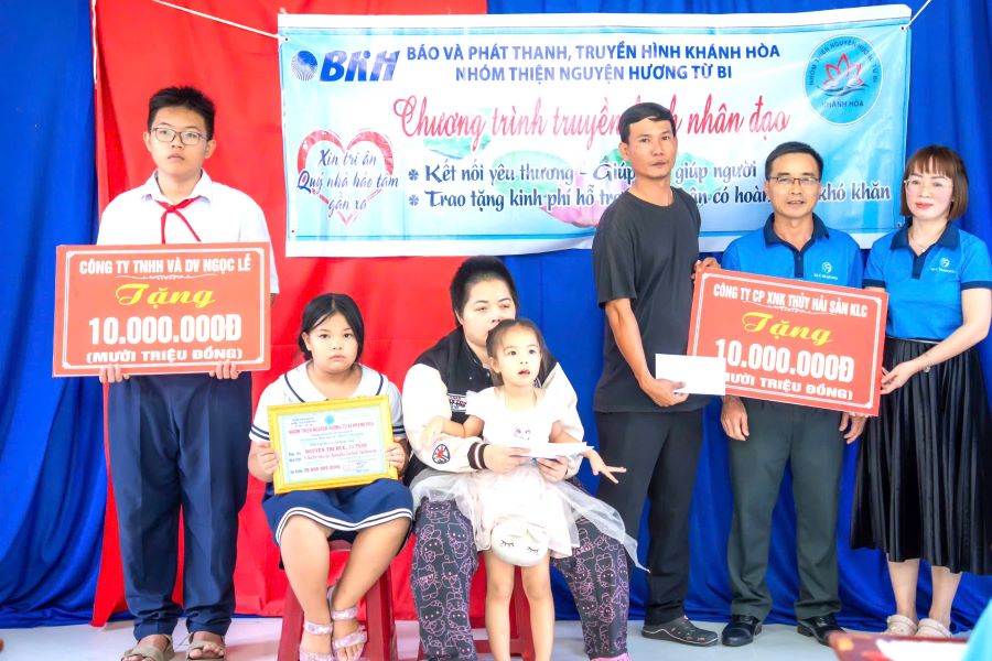 Đại diện Công ty Cổ phần KLC Seafood trao kinh phí hỗ trợ cho gia đình chị Nguyễn Thị Huệ.