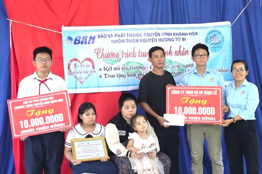 Công ty TNHH Thương mại Ngọc Lễ trao tiền hỗ trợ cho gia đình chị Nguyễn Thị Huệ.