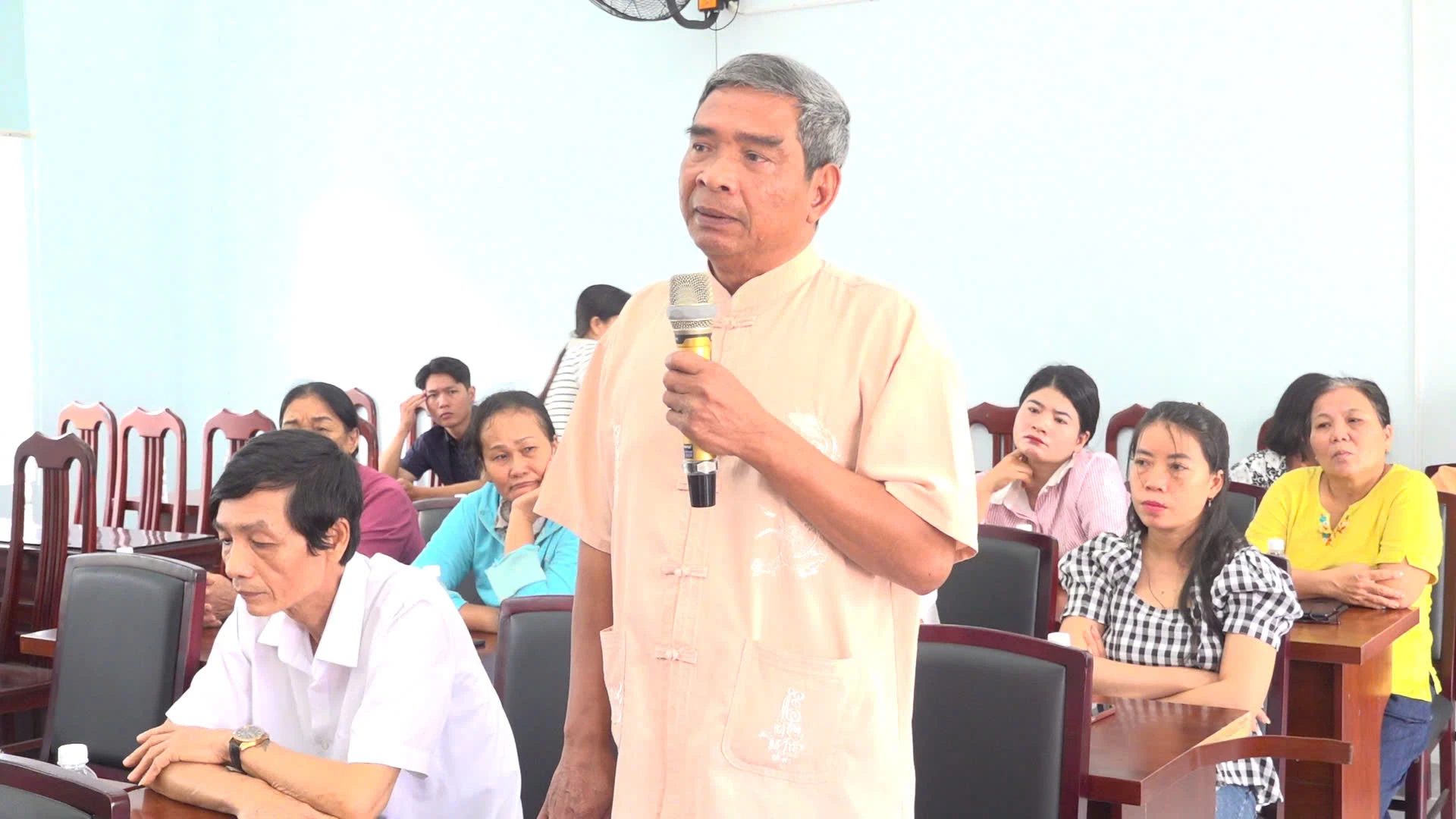 Cử tri nêu ý kiến tại buổi tiếp xúc.