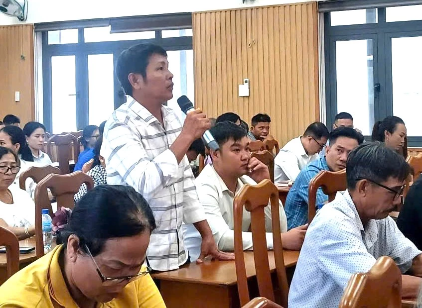 Cử tri nêu ý kiến tại buổi tiếp xúc.