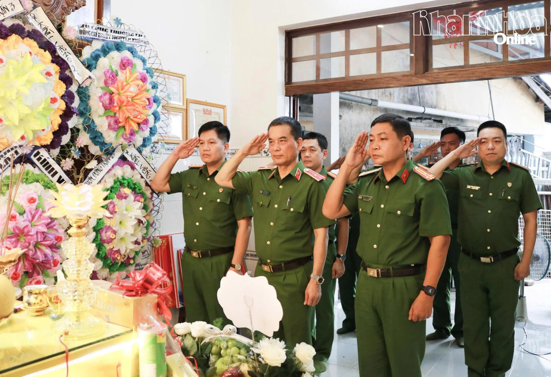 Đoàn công tác Cục Cảnh sát phòng chống tội phạm về môi trường tri ân sâu sắc đối với những cống hiến, hy sinh của đồng chí Nguyễn Xuân Hải.