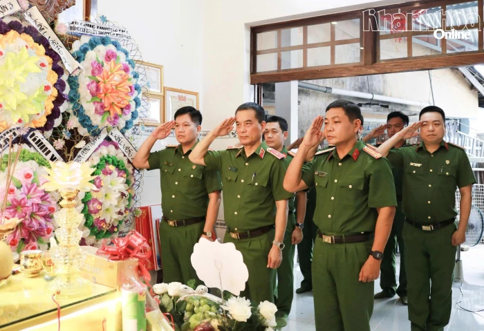 Đoàn công tác Cục Cảnh sát phòng, chống tội phạm về môi trường thăm hỏi, động viên gia đình liệt sĩ Thiếu tá Nguyễn Xuân Hải