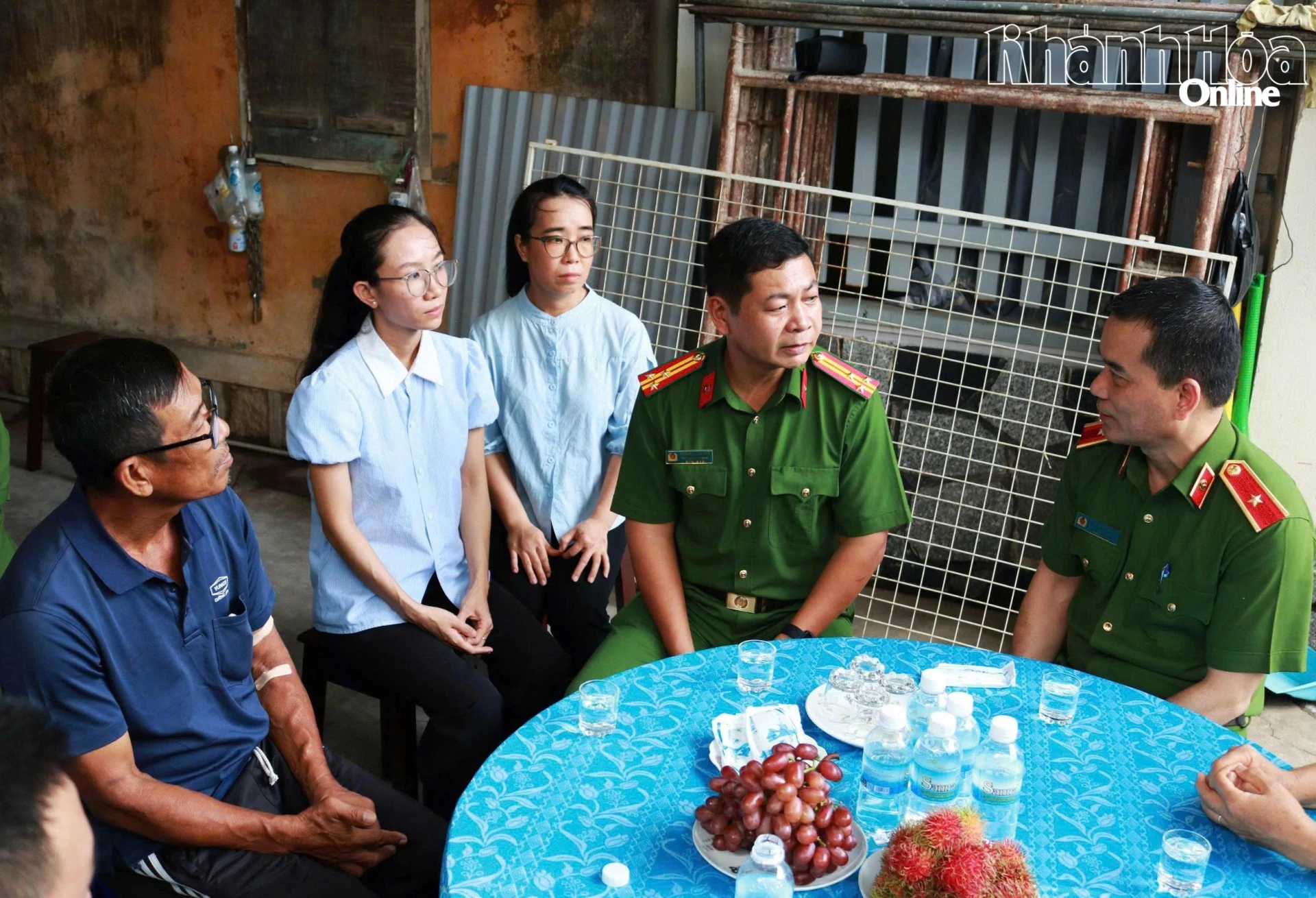 Đoàn công tác Cục Cảnh sát phòng chống tội phạm về môi trường ân cần hỏi thăm sức khỏe, đời sống của thân nhân liệt sĩ Nguyên Xuân Hải.