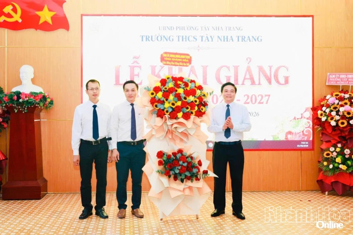 Phó Chủ tịch Thường trực HĐND tỉnh Lữ Thanh Hải dự lễ khai giảng tại Trường THCS Tây Nha Trang