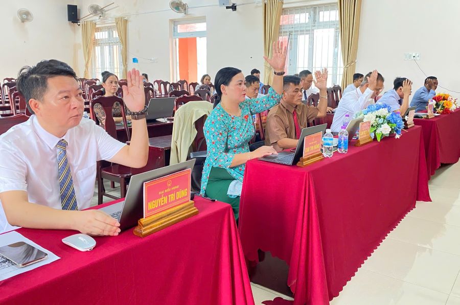 Các đại biểu biểu quyết thông qua các nghị quyết tại kỳ họp.