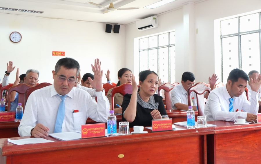 Đại biểu biểu quyết thông qua nghị quyết tại kỳ họp.