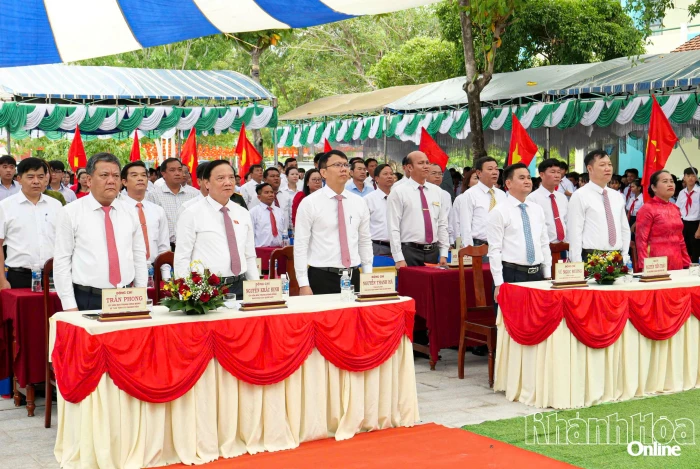 Phó Chủ tịch Quốc hội Nguyễn Khắc Định, Bí thư Tỉnh ủy Trần Phong dự lễ khai giảng năm học mới tại Trường Phổ thông Dân tộc nội trú THCS và THPT Pi Năng Tắc