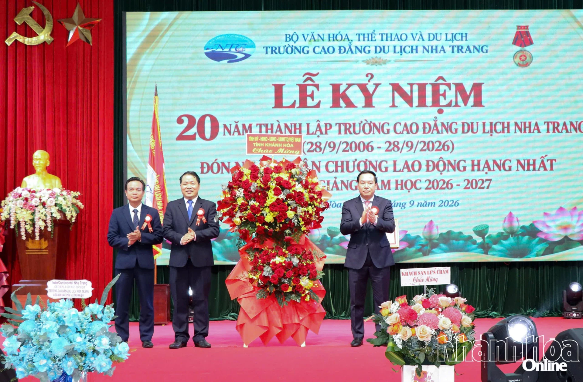 Đồng chí Hồ Xuân Trường tặng lẵng hoa chúc mừng Trường Cao đẳng Du lịch Nha Trang.