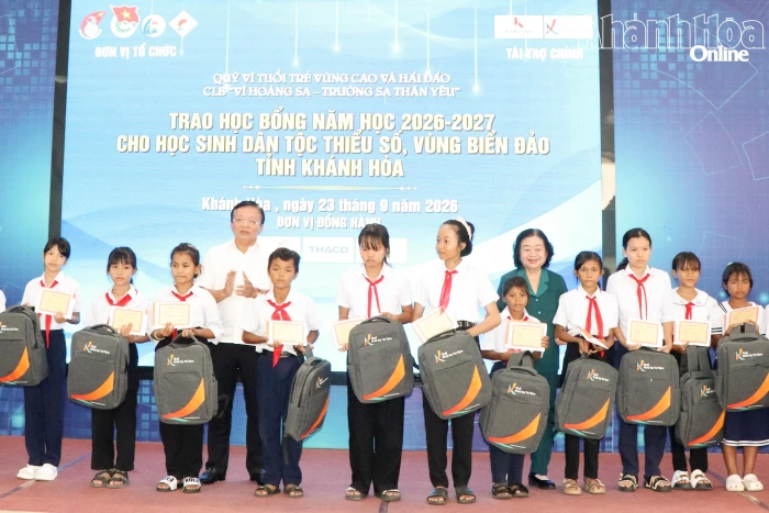 Nguyên Phó Chủ tịch nước Trương Mỹ Hoa trao học bổng cho học sinh Khánh Hòa