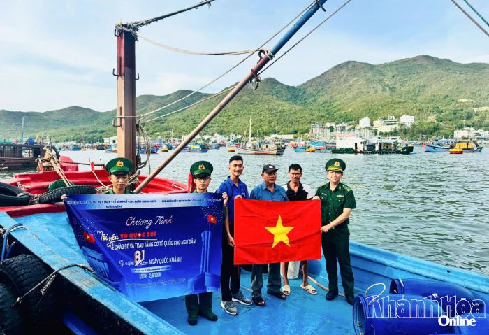 Tặng 50 lá cờ Tổ quốc cho ngư dân Tổ dân phố Trường Đông