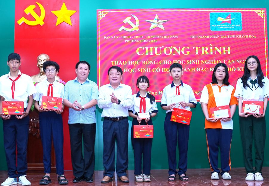 Lãnh đạo phường Đông Hải và Hội Doanh nhân trẻ tỉnh trao học bổng cho các học sinh.