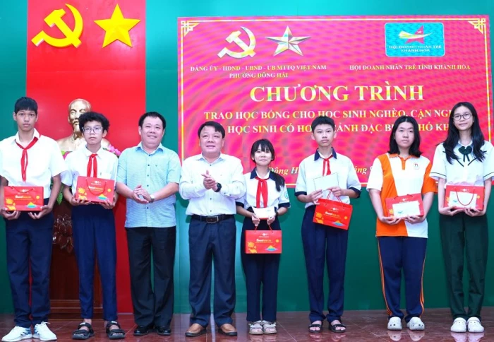 Phường Đông Hải phối hợp trao 200 suất học bổng cho học sinh có hoàn cảnh khó khăn