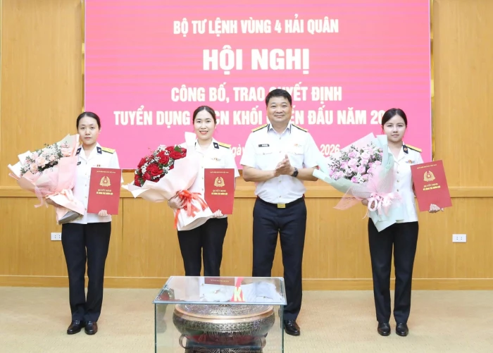 Vùng 4 Hải quân trao quyết định tuyển dụng quân nhân chuyên nghiệp năm 2026