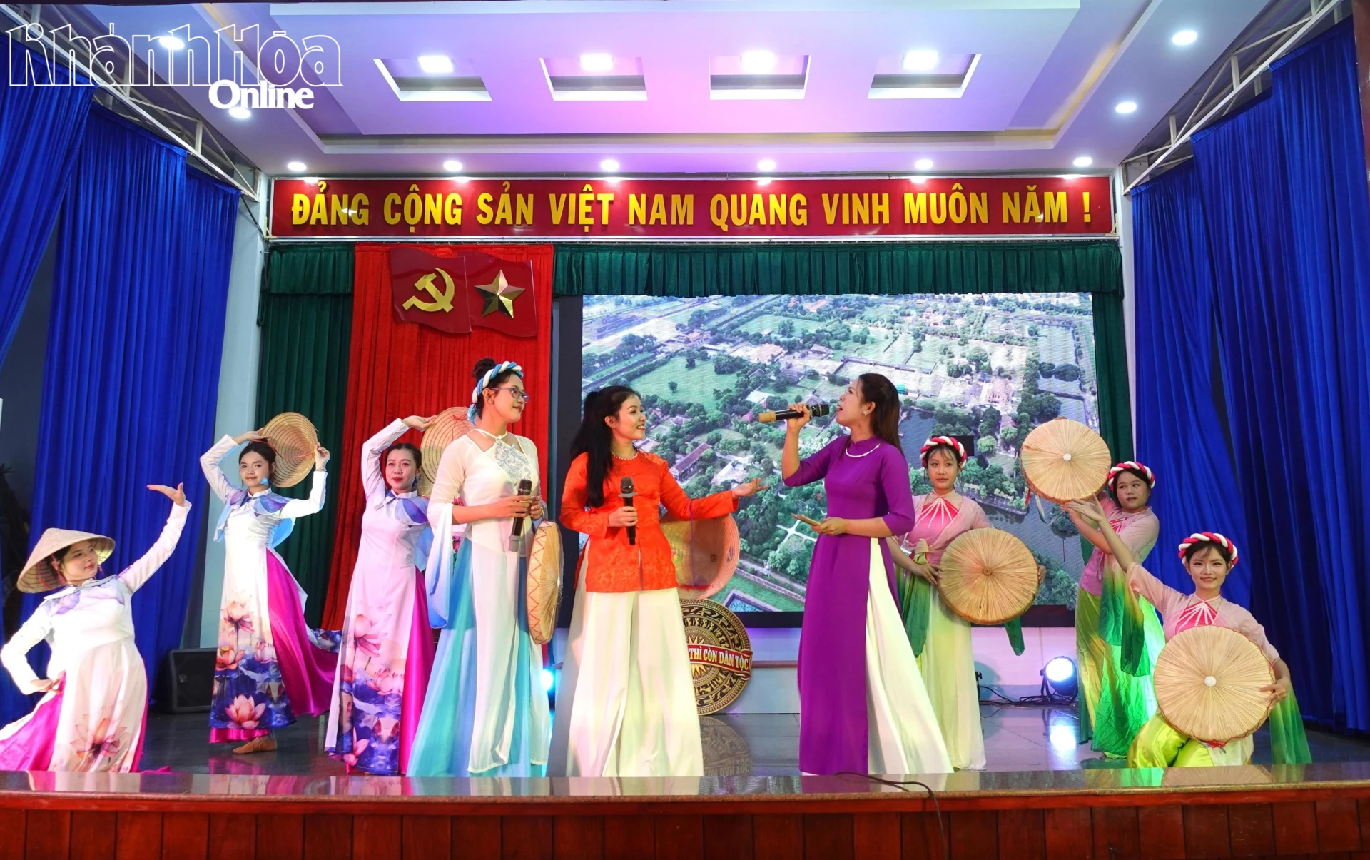 Tiết mục dân ca 3 miền của đội văn nghệ xã vạn Ninh.